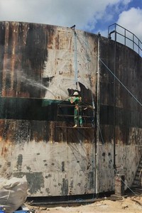 hidrojateamento de tanque industrial